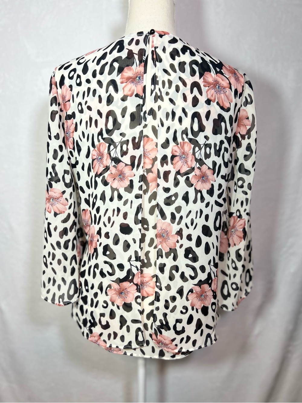Roz & Ali Off White V-Neck Blouse Leopard Floral Print Top Women’s Large - Picture 3 of 7